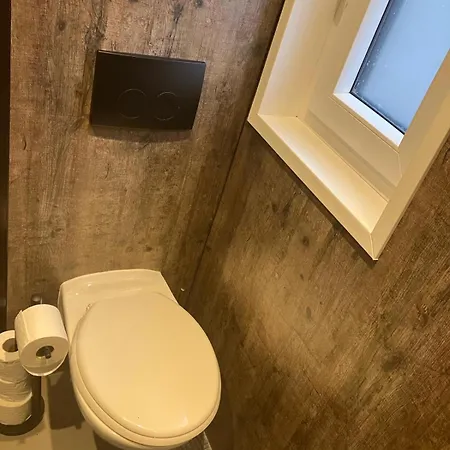 Schitterend 4 Persoons Tinyhouse Met Hottub Aan De Bossen In 4-16 Chalet