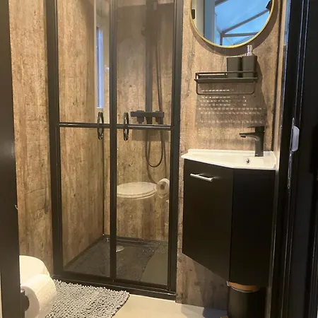 Schitterend 4 Persoons Tinyhouse Met Hottub Aan De Bossen In 4-16 シャレー プッテン