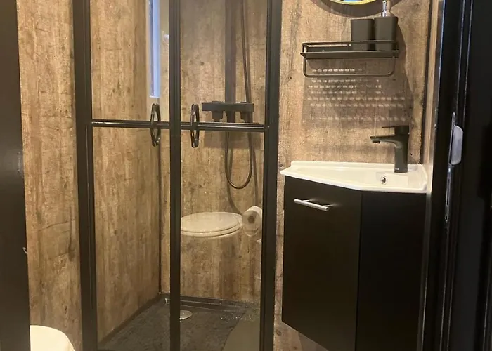 Schitterend 4 Persoons Tinyhouse Met Hottub Aan De Bossen In 4-16 Chalé Putten